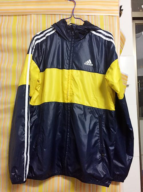 转卖运动服三叶草