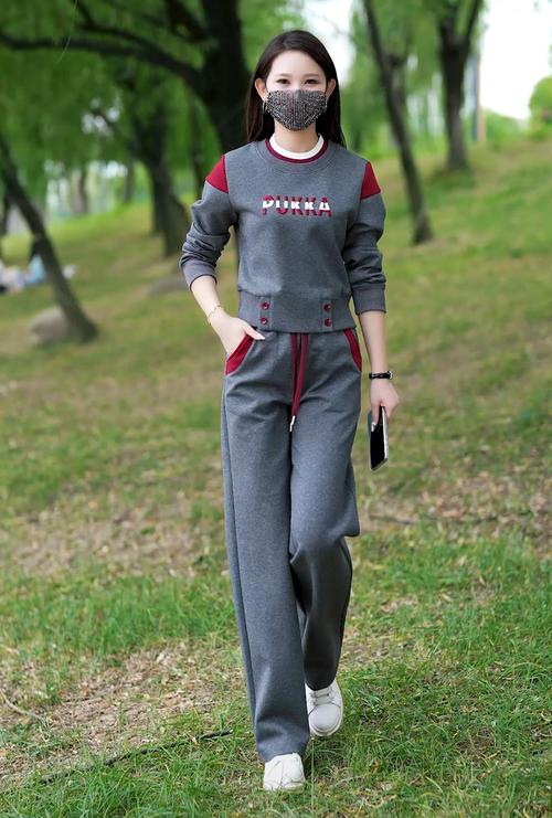 暖冬时髦不臃肿 2024秋冬官图加绒加厚女士运动套装，演绎活力新风尚